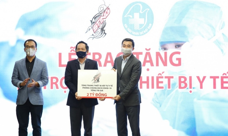 Thông qua chương trình này, Sting cũng trao tặng 2 tỷ đồng cho Hội Thầy thuốc trẻ Việt Nam.