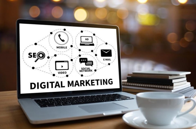Digital marketing bao gồm nhiều công việc khác nhau để tiếp cận khách hàng, tăng doanh thu.